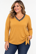CAMISETA MOSTAZA CON ESCOTE DECORADO Y LAZO LATERAL