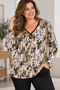 CAMISETA ESTAMPADA CON DETALLE EN V